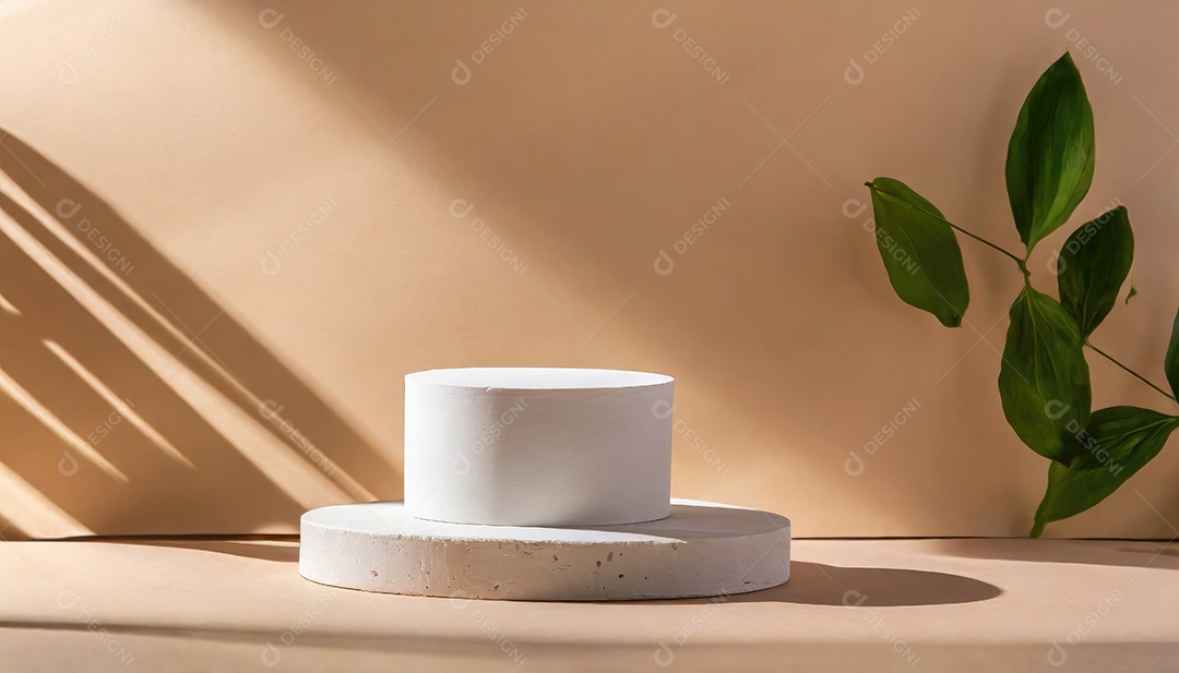 Pódio de exposição de produtos com sombra de folhas naturais no fundo da parede