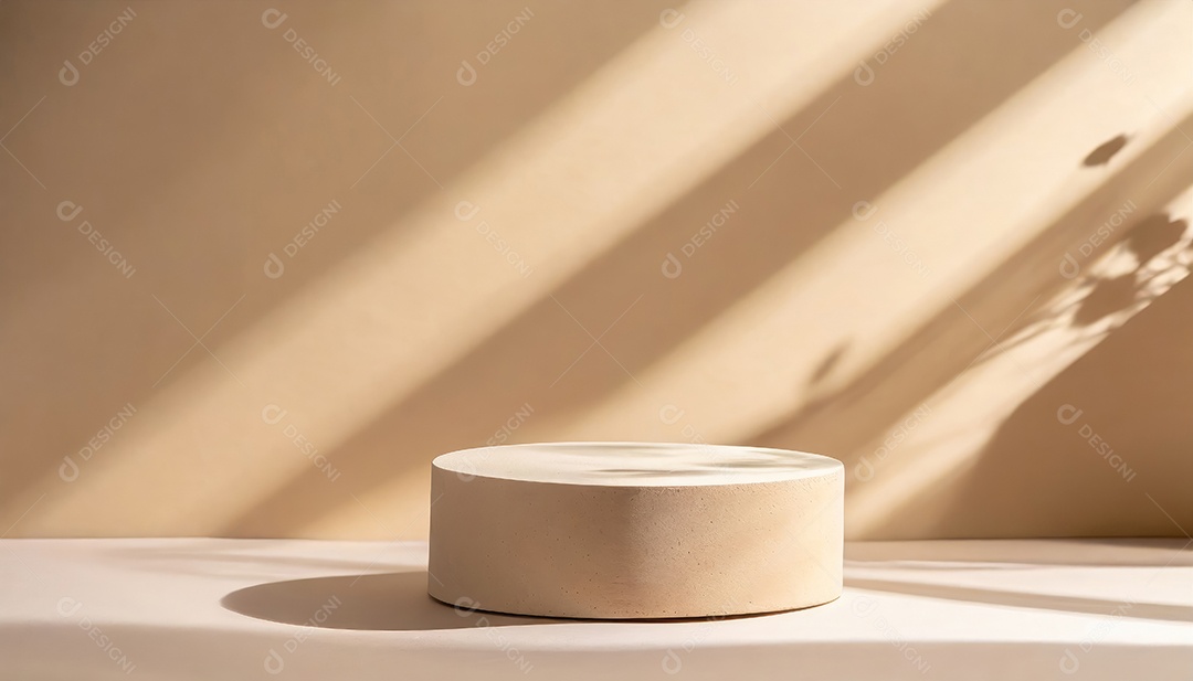 Pódio de exposição de produtos com sombra de folhas naturais no fundo da parede