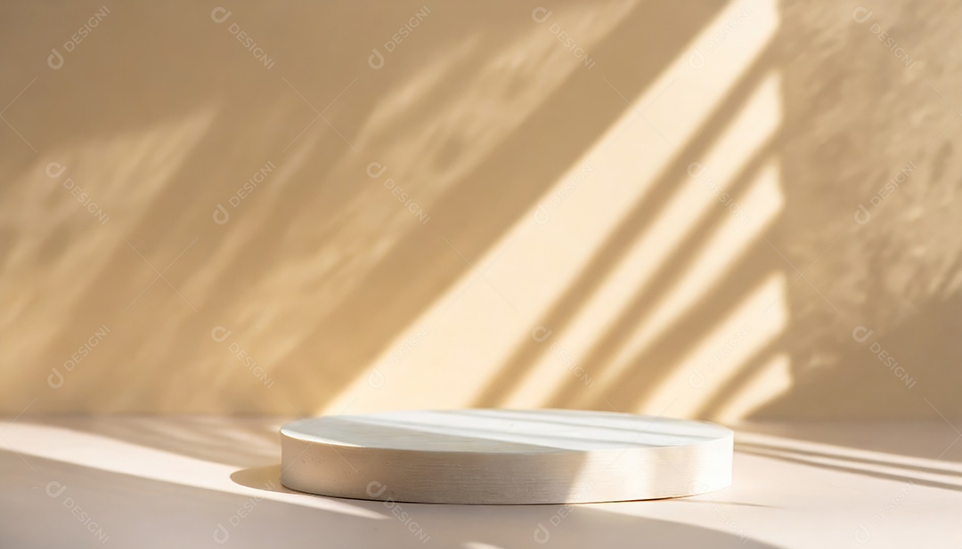 Pódio de exposição de produtos com sombra de folhas naturais no fundo da parede