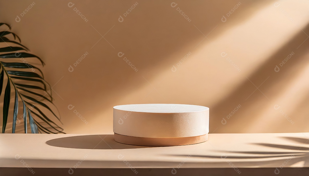 Pódio de exposição de produtos com sombra de folhas naturais no fundo da parede