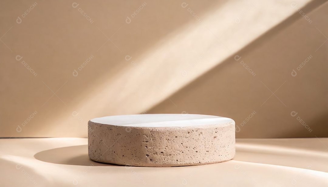 Pódio de exposição de produtos com sombra de folhas naturais no fundo da parede