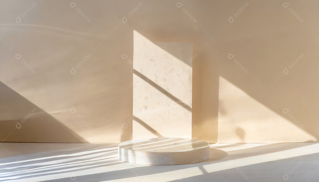 Pódio de exposição de produtos com sombra de folhas naturais no fundo da parede