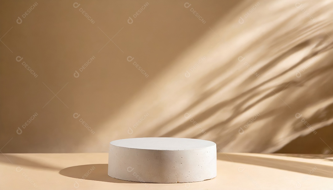 Pódio de exposição de produtos com sombra de folhas naturais no fundo da parede