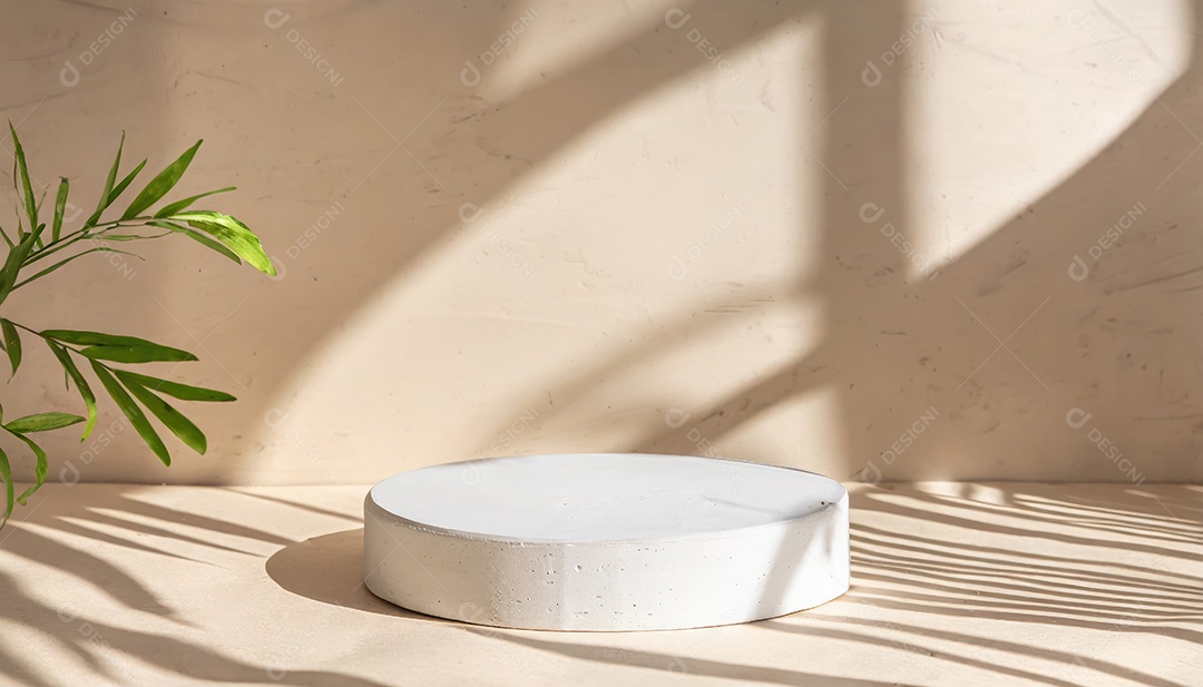 Pódio de exposição de produtos com sombra de folhas naturais no fundo da parede