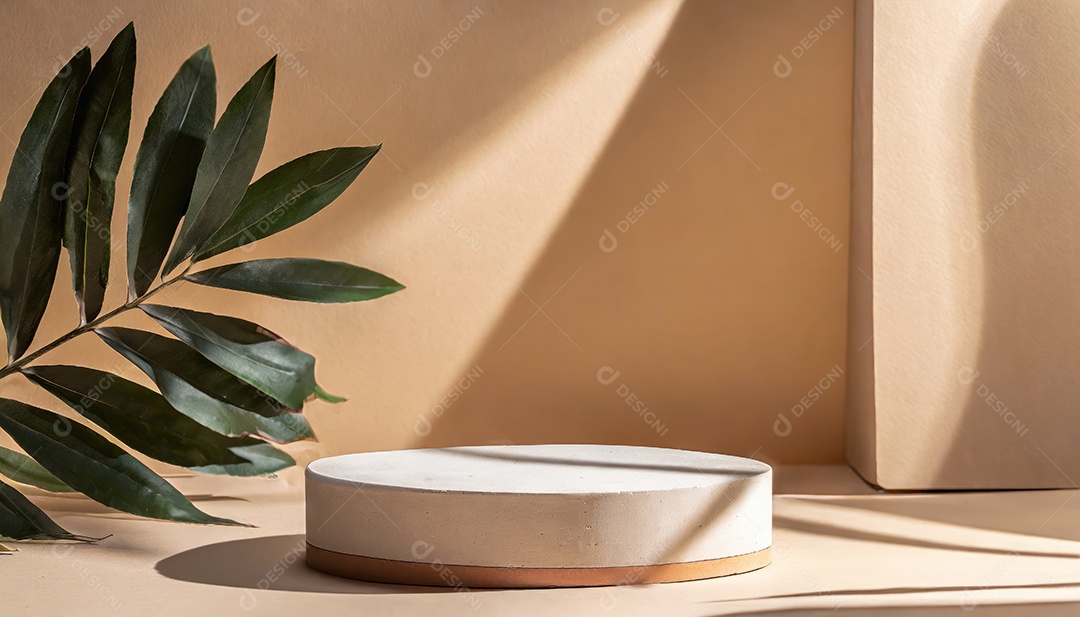 Pódio de exposição de produtos com sombra de folhas naturais no fundo da parede