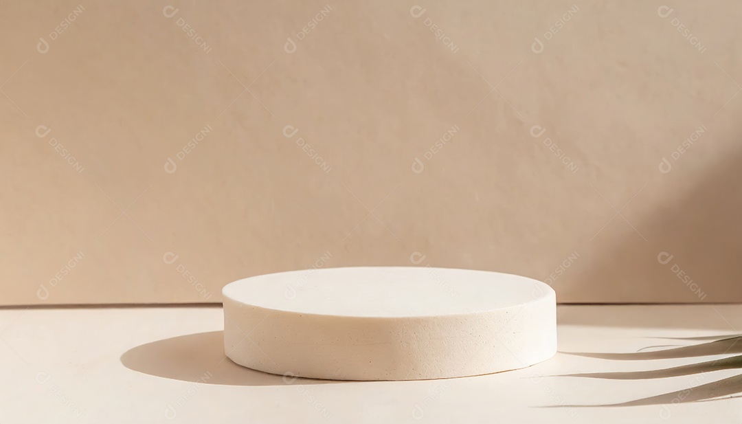 Pódio de exposição de produtos com sombra de folhas naturais no fundo da parede