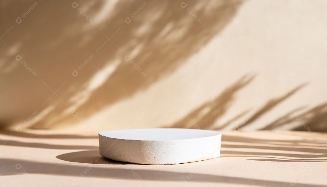 Pódio de exposição de produtos com sombra de folhas naturais no fundo da parede