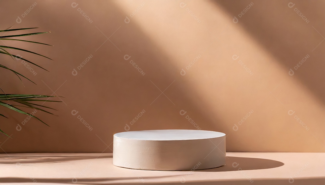 Pódio de exposição de produtos com sombra de folhas naturais no fundo da parede