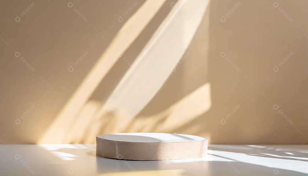 Pódio de exposição de produtos com sombra de folhas naturais no fundo da parede