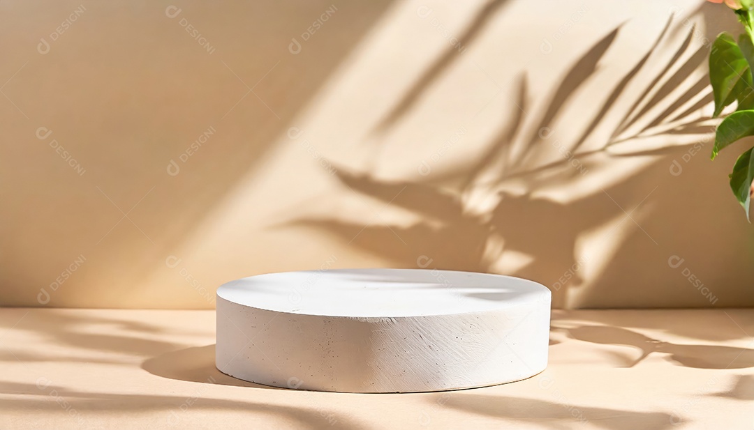 Pódio de exposição de produtos com sombra de folhas naturais no fundo da parede