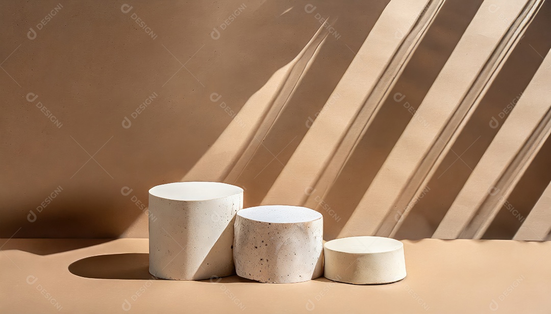 Pódio de exposição de produtos com sombra de folhas naturais no fundo da parede