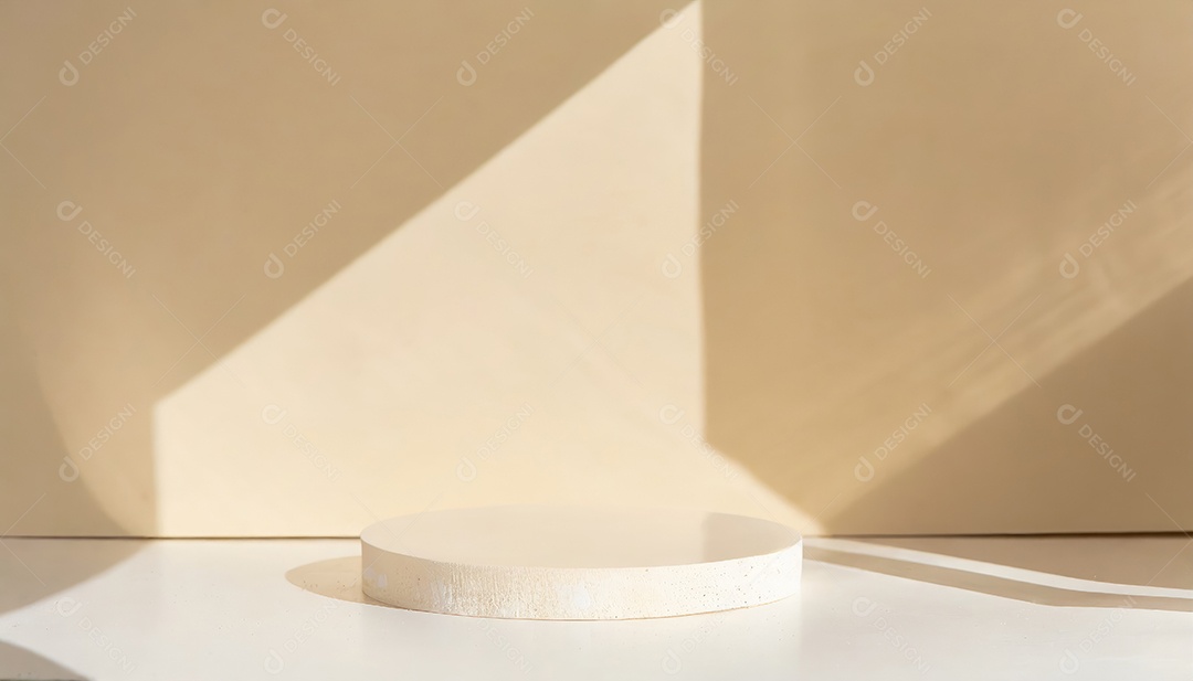 Pódio de exposição de produtos com sombra de folhas naturais no fundo da parede