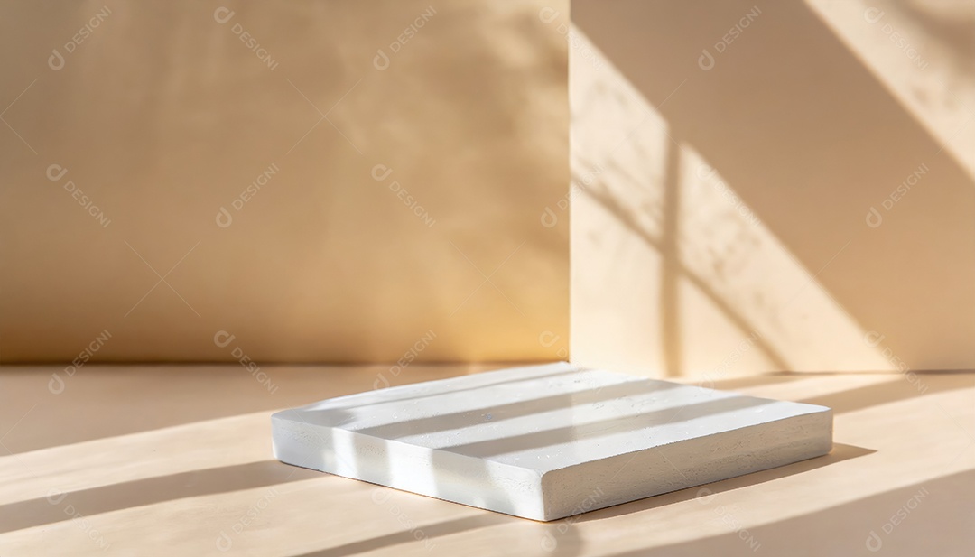 Pódio de exposição de produtos com sombra de folhas naturais no fundo da parede