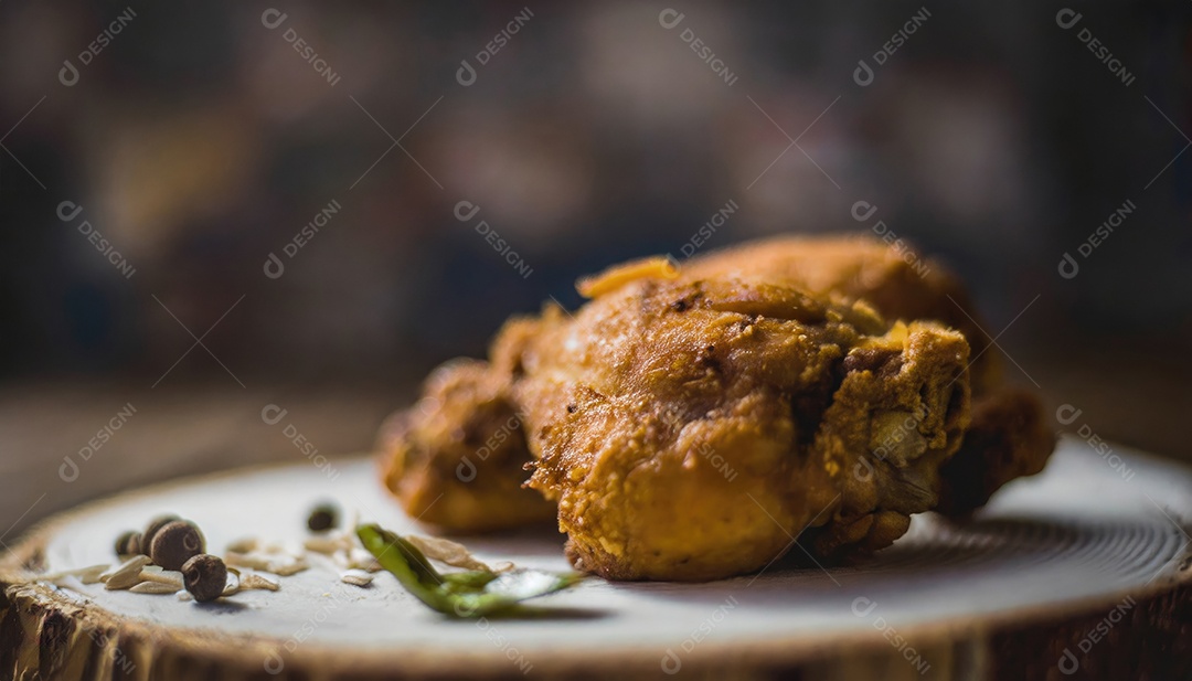 Frango à milanesa servido no prato branco