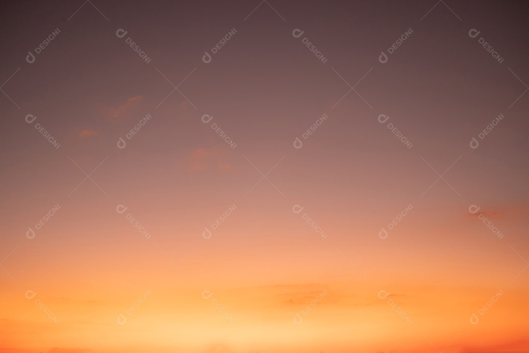 Nuvens douradas laranja e luz solar no céu