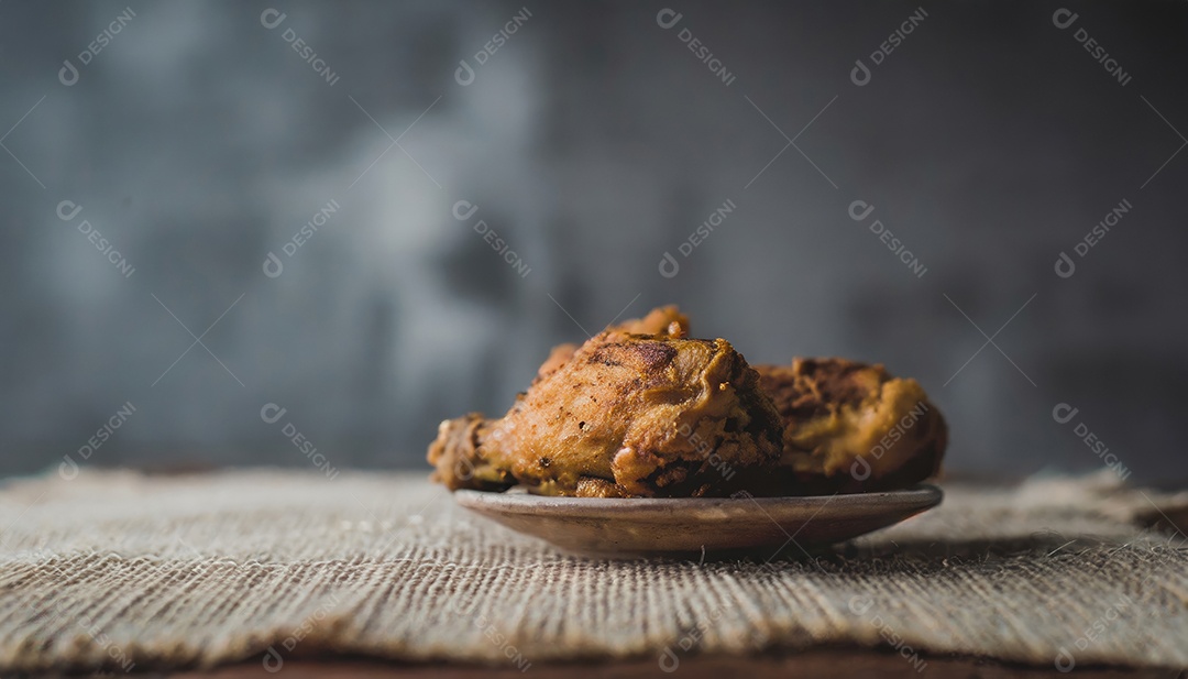 Delicioso frango à milanesa empanado