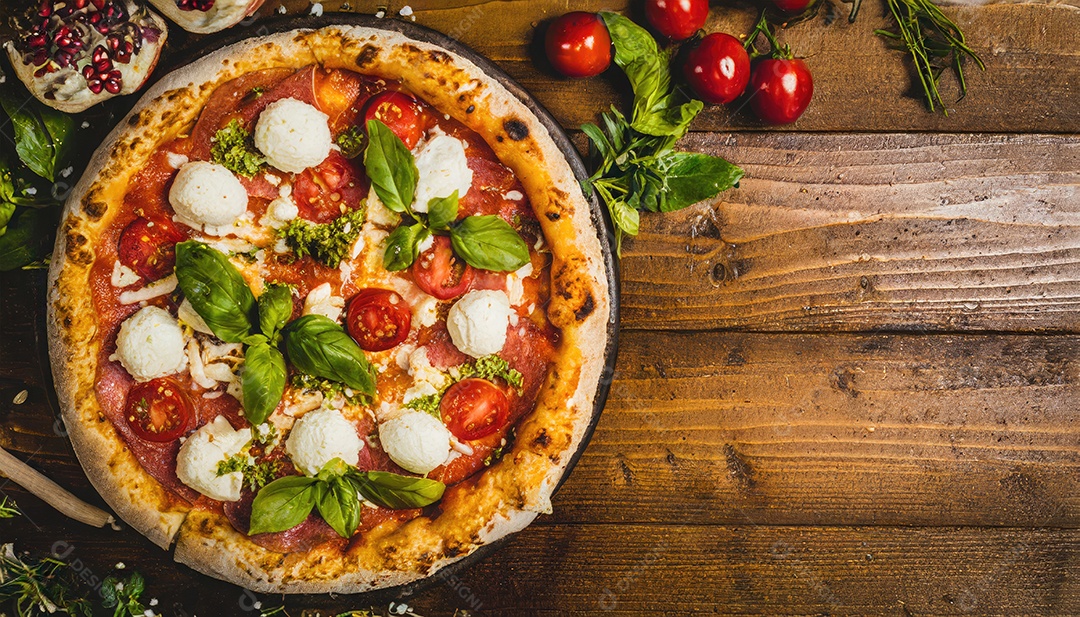 Pizza sobre mesa de madeira