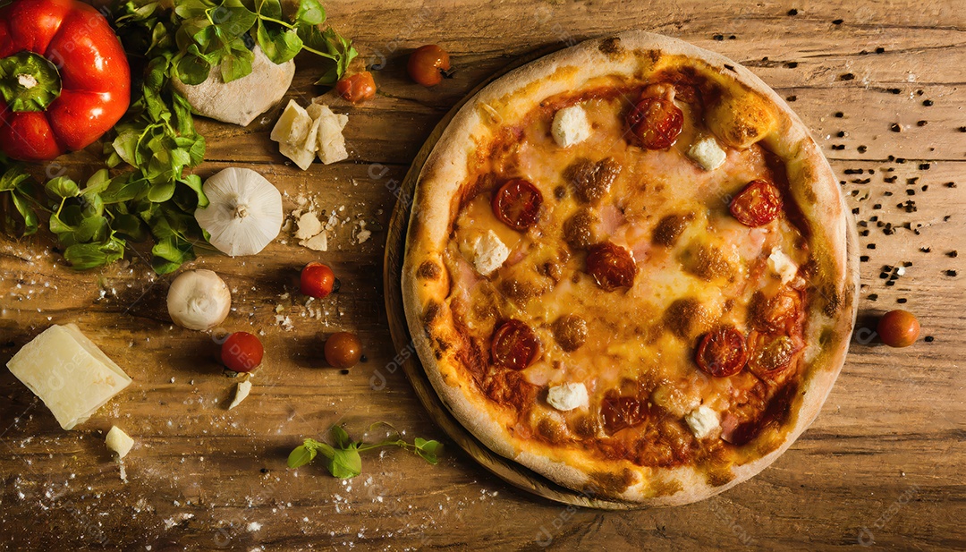 Deliciosa pizza Margherita em fundo de madeira