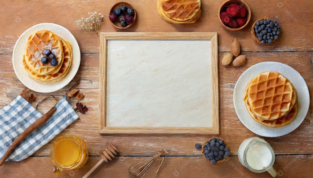 Waffles feitos com purê de abóbora, ovos e farinha, com adição de canela, cravo.