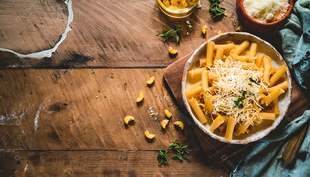 Macarrão com queijo com milho, bacon coberto com pão ralado prato na mesa de madeira.