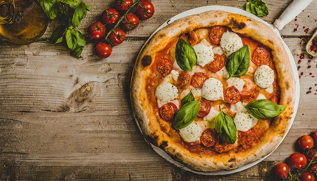 Pizza Margherita em fundo de madeira, Pizza Margarita.