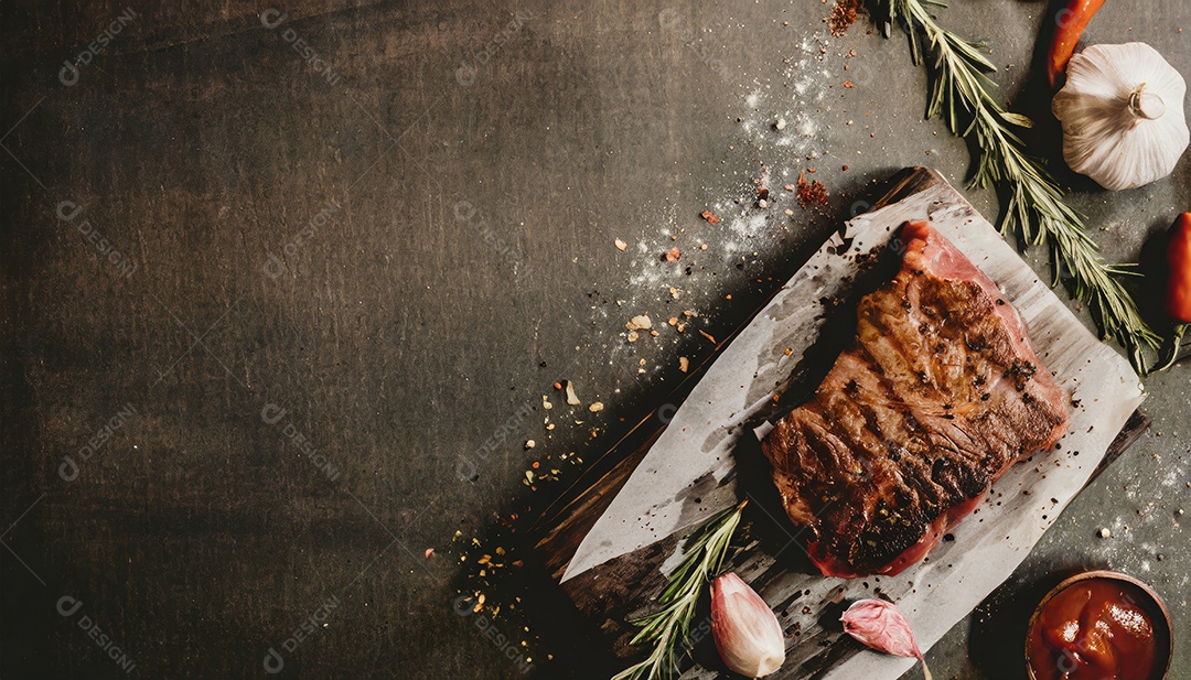 Churrasco Bife de lombo grelhado, carne de lombo frita em um prato com salada verde.