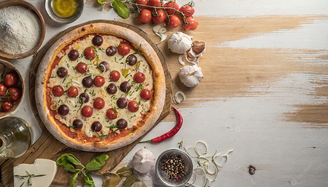 Deliciosa pizza margarita com mussarela na mesa de madeira.