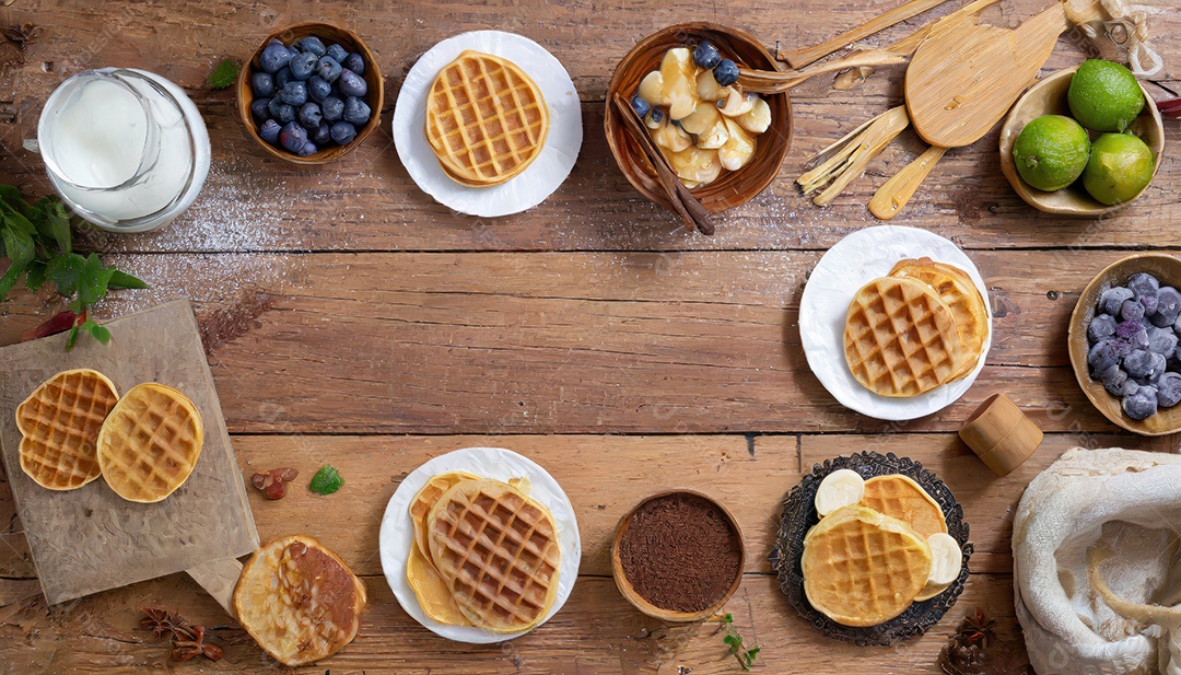 Waffles feitos com purê de abóbora, ovos e farinha, com adição de canela, cravo.