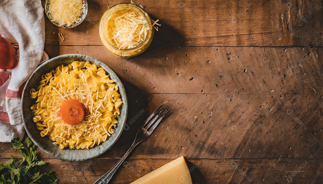 Macarrão com Queijo, Massa combinada com molho cremoso de queijo.