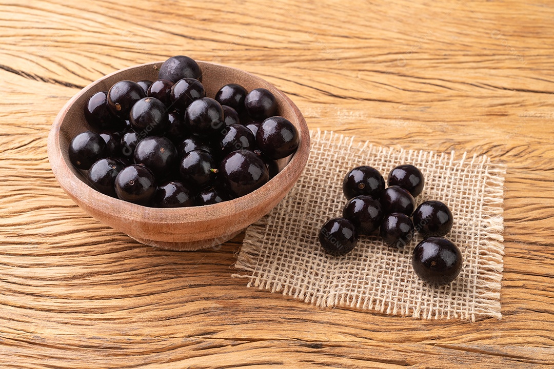Jabuticabas em uma tigela sobre mesa de madeira