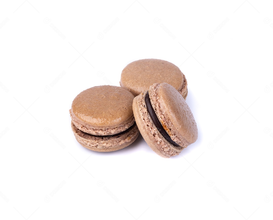 Um grupo de macarons de chocolate amargo sobre fundo isolados branco