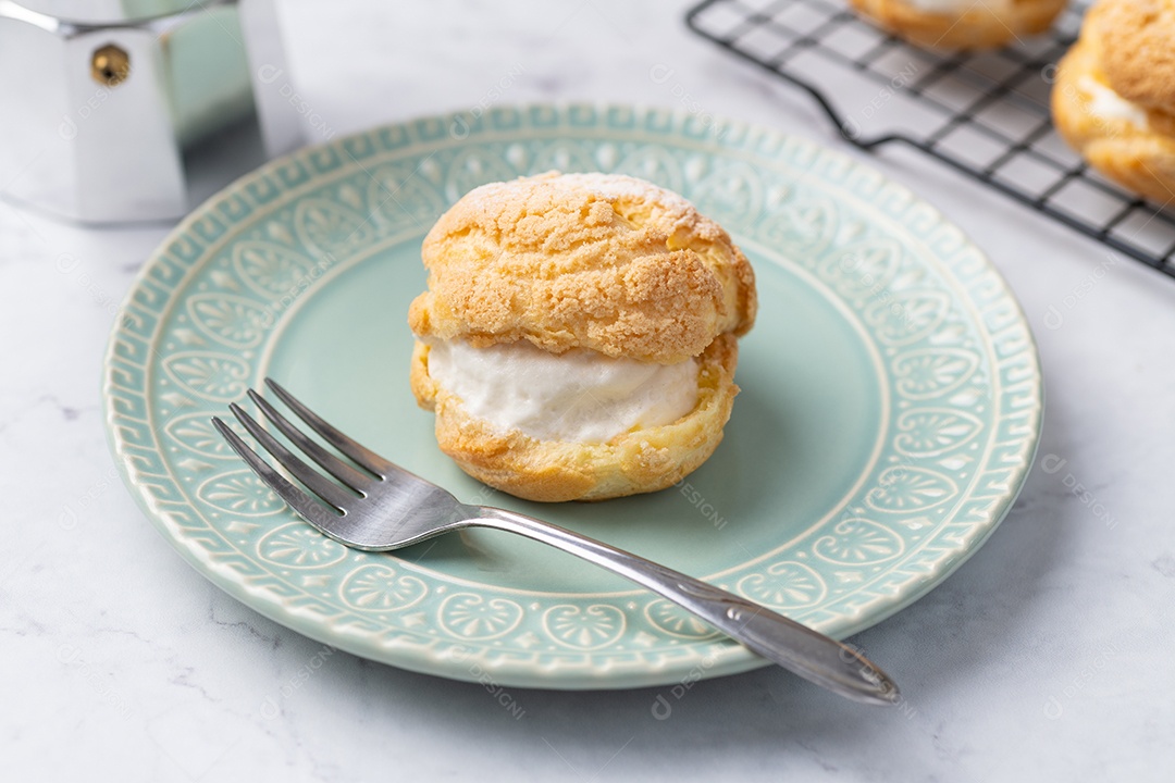Creme de choux, bolo recheado com chantilly de baunilha em um prato verde