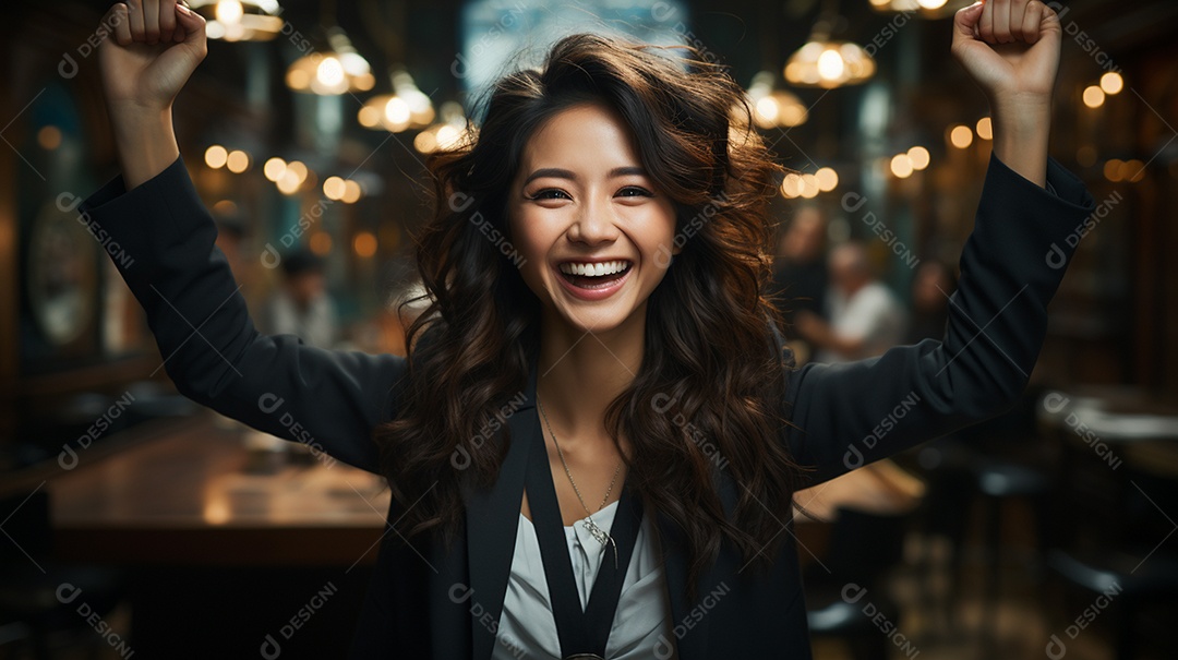 Uma linda empresária asiática de sucesso sob um escritório