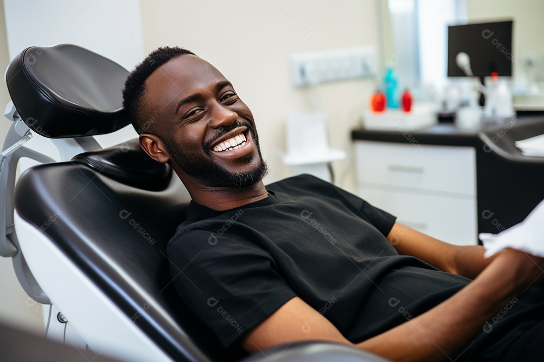 Uma bela paciente negra adulta cliente em uma clínica odontológica