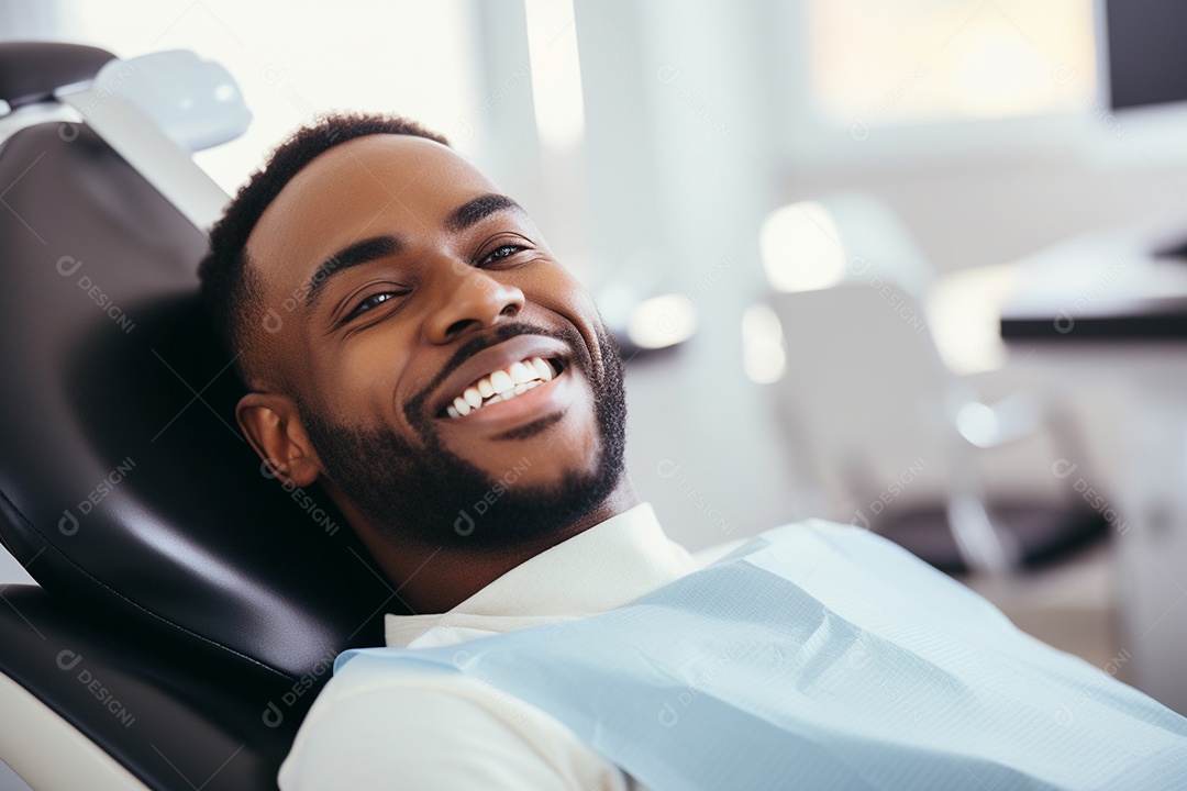 Uma bela paciente negra adulta cliente em uma clínica odontológica