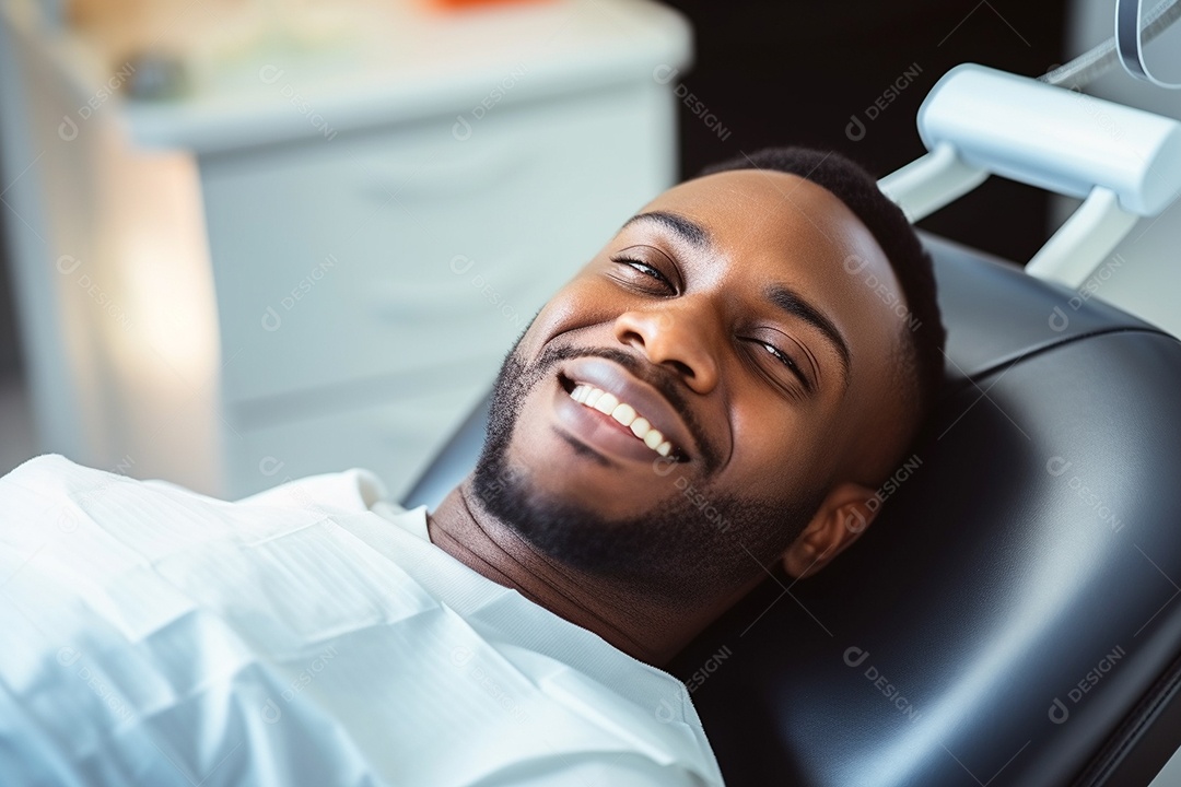 Uma bela paciente negra adulta cliente em uma clínica odontológica