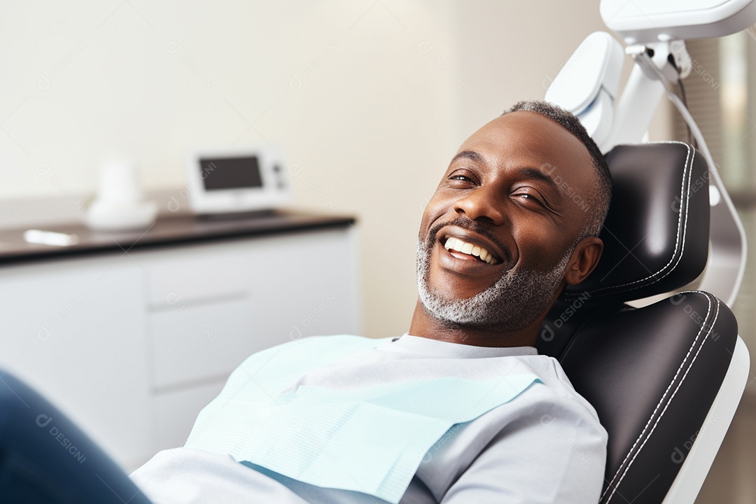 Uma bela paciente negra adulta cliente em uma clínica odontológica