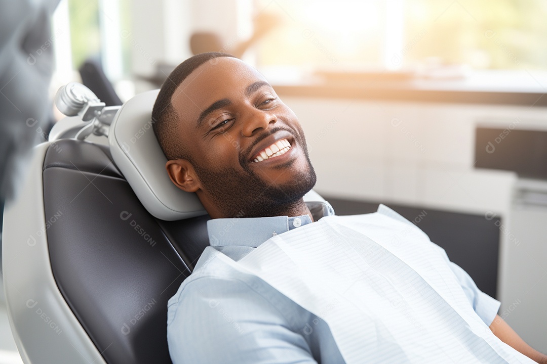 Uma bela paciente negra adulta cliente em uma clínica odontológica