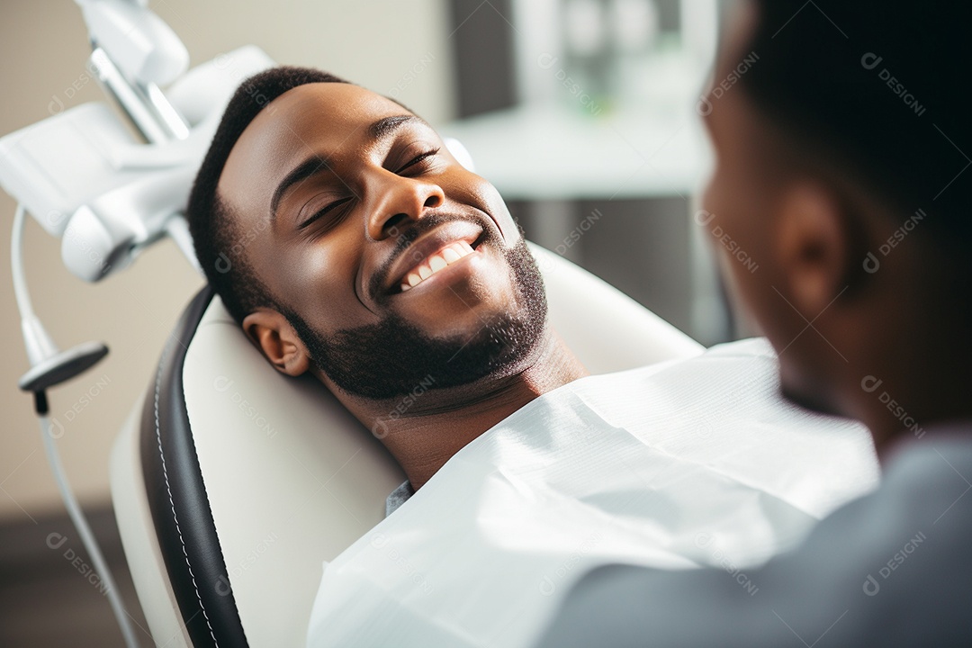 Uma bela paciente negra adulta cliente em uma clínica odontológica
