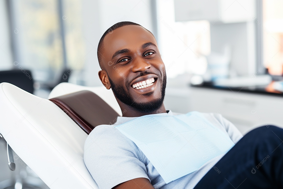 Uma bela paciente negra adulta cliente em uma clínica odontológica