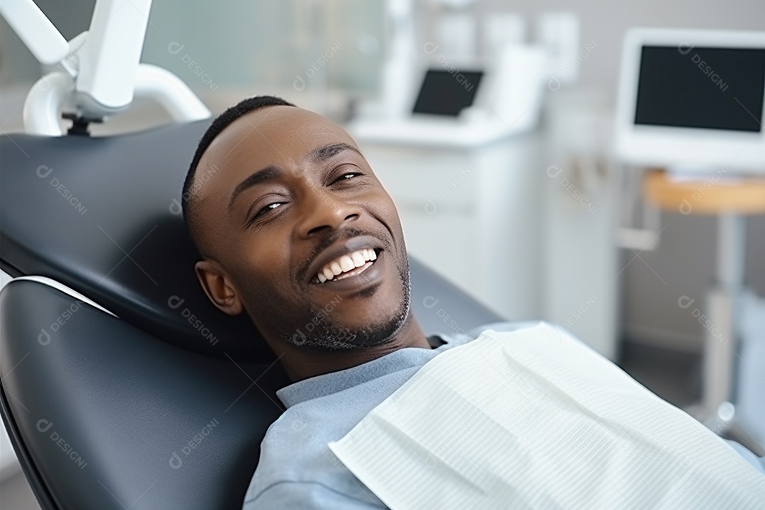 Uma bela paciente negra adulta cliente em uma clínica odontológica