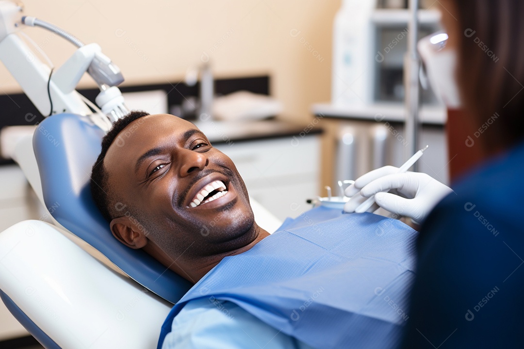 Uma bela paciente negra adulta cliente em uma clínica odontológica