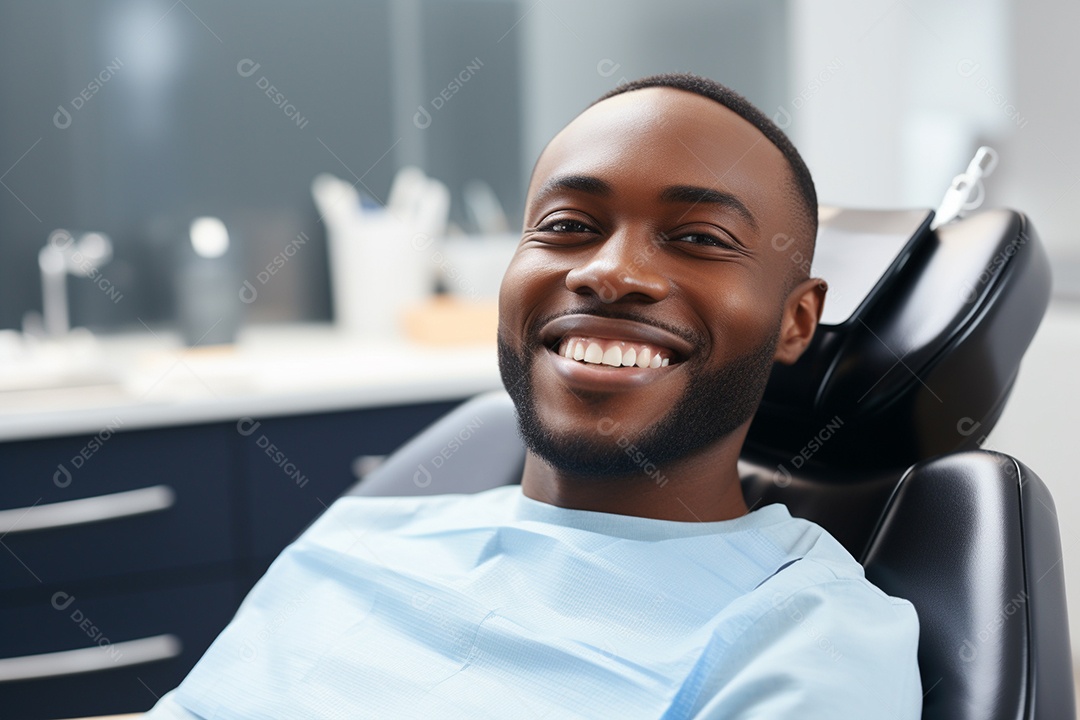 Uma bela paciente negra adulta cliente em uma clínica odontológica