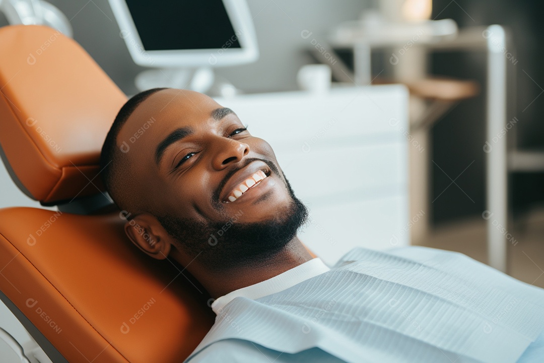 Uma bela paciente negra adulta cliente em uma clínica odontológica