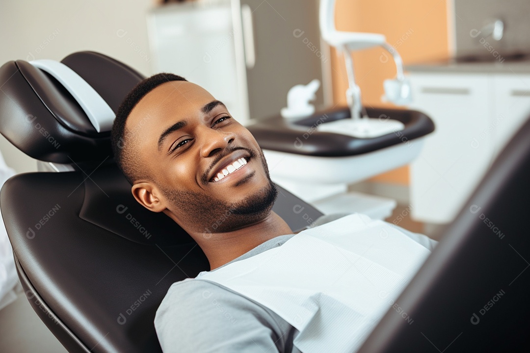 Uma bela paciente negra adulta cliente em uma clínica odontológica