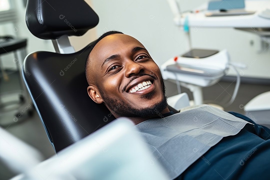 Uma bela paciente negra adulta cliente em uma clínica odontológica