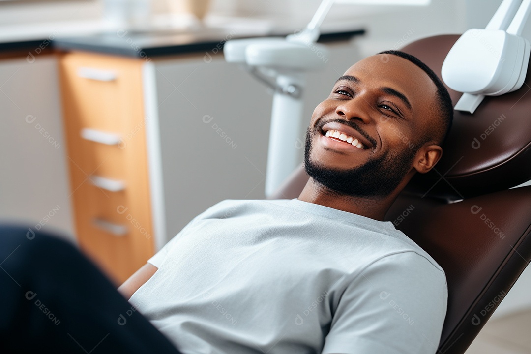 Uma bela paciente negra adulta cliente em uma clínica odontológica