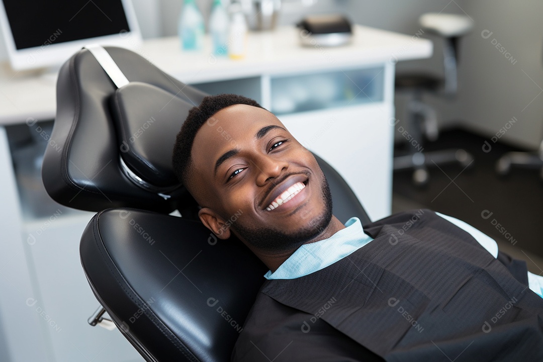 Uma bela paciente negra adulta cliente em uma clínica odontológica