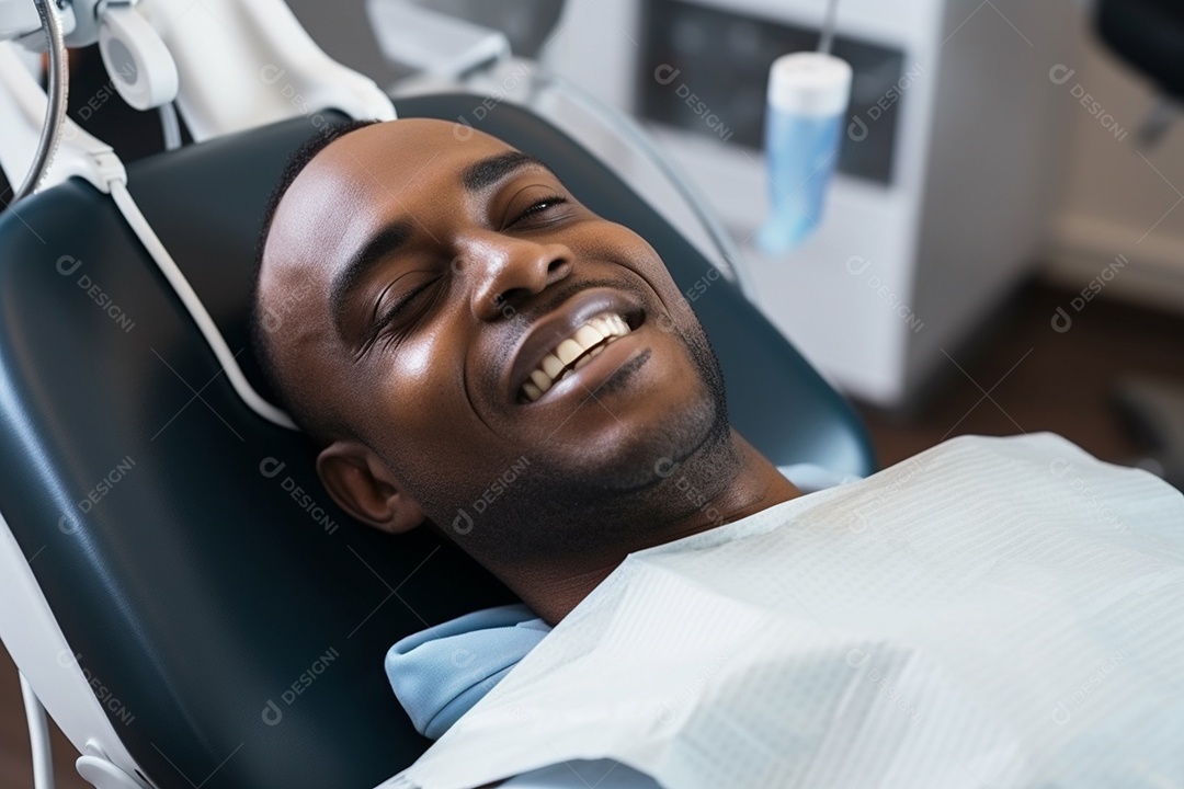 Uma bela paciente negra adulta cliente em uma clínica odontológica