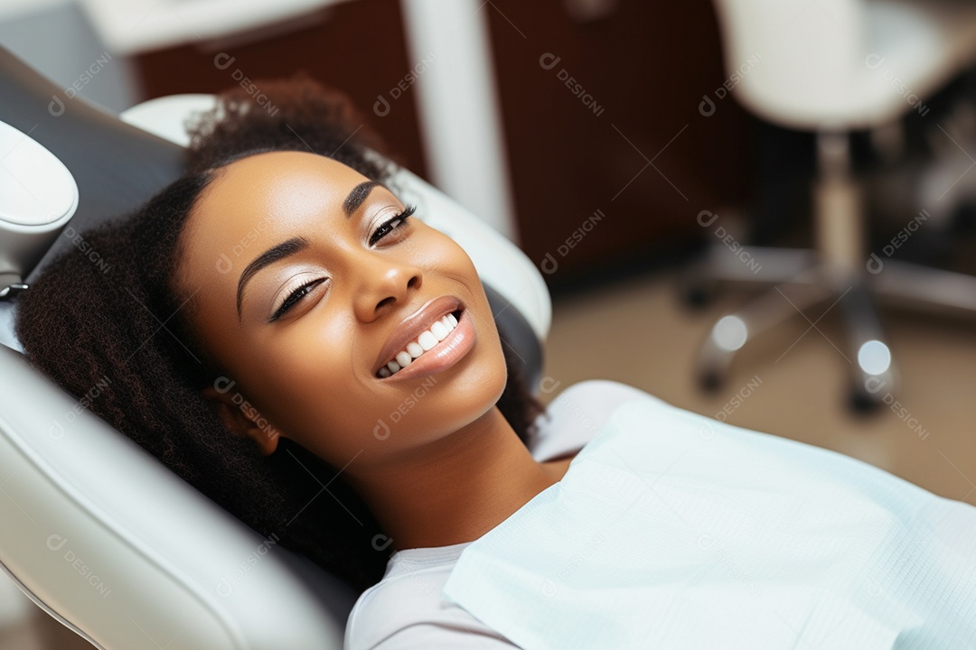 Uma bela paciente negra adulta cliente em uma clínica odontológica
